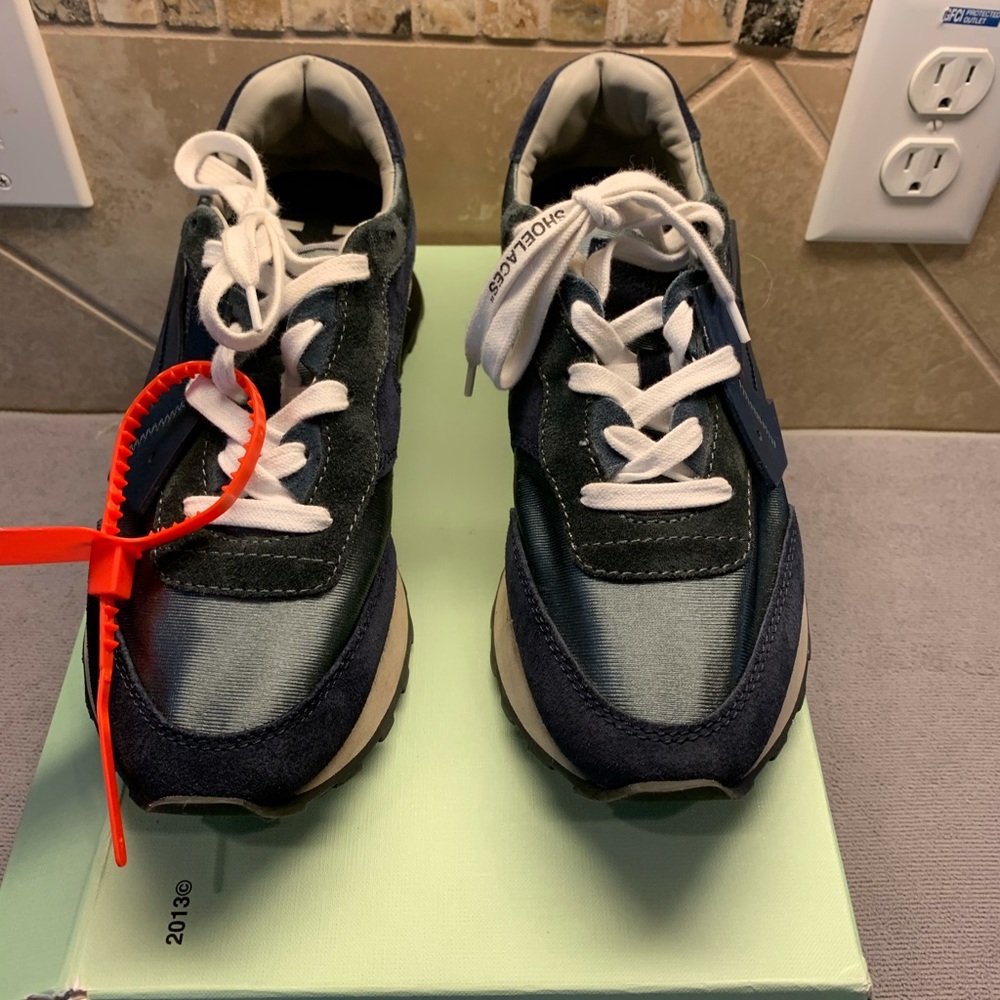 SOLDWomen Authentic OFF WHITE Runner sneakers